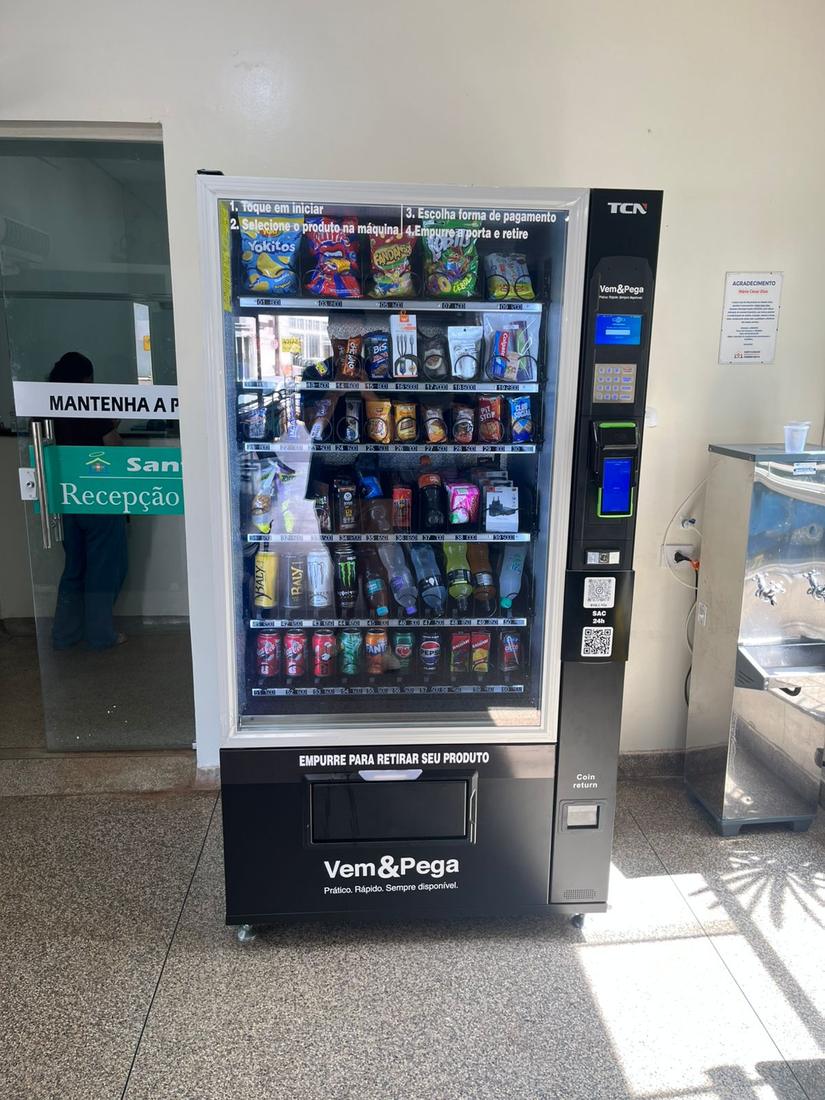 Geladeira Vem & Pega para snacks e bebidas em ambiente de recepção